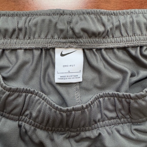 Nike Men's Dark Gray Shorts - Picture 3 of 4